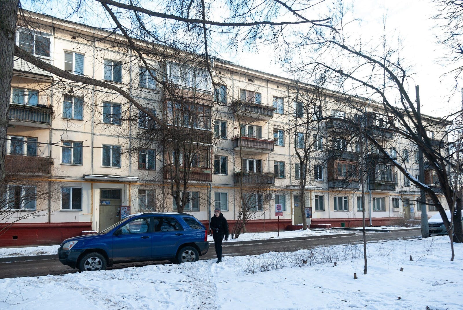 Четырёхэтажный дом 16 на улице Гримау в опытном 9-м квартале Новых Черёмушек, его называют первой московской хрущёвкой. февраль 2025