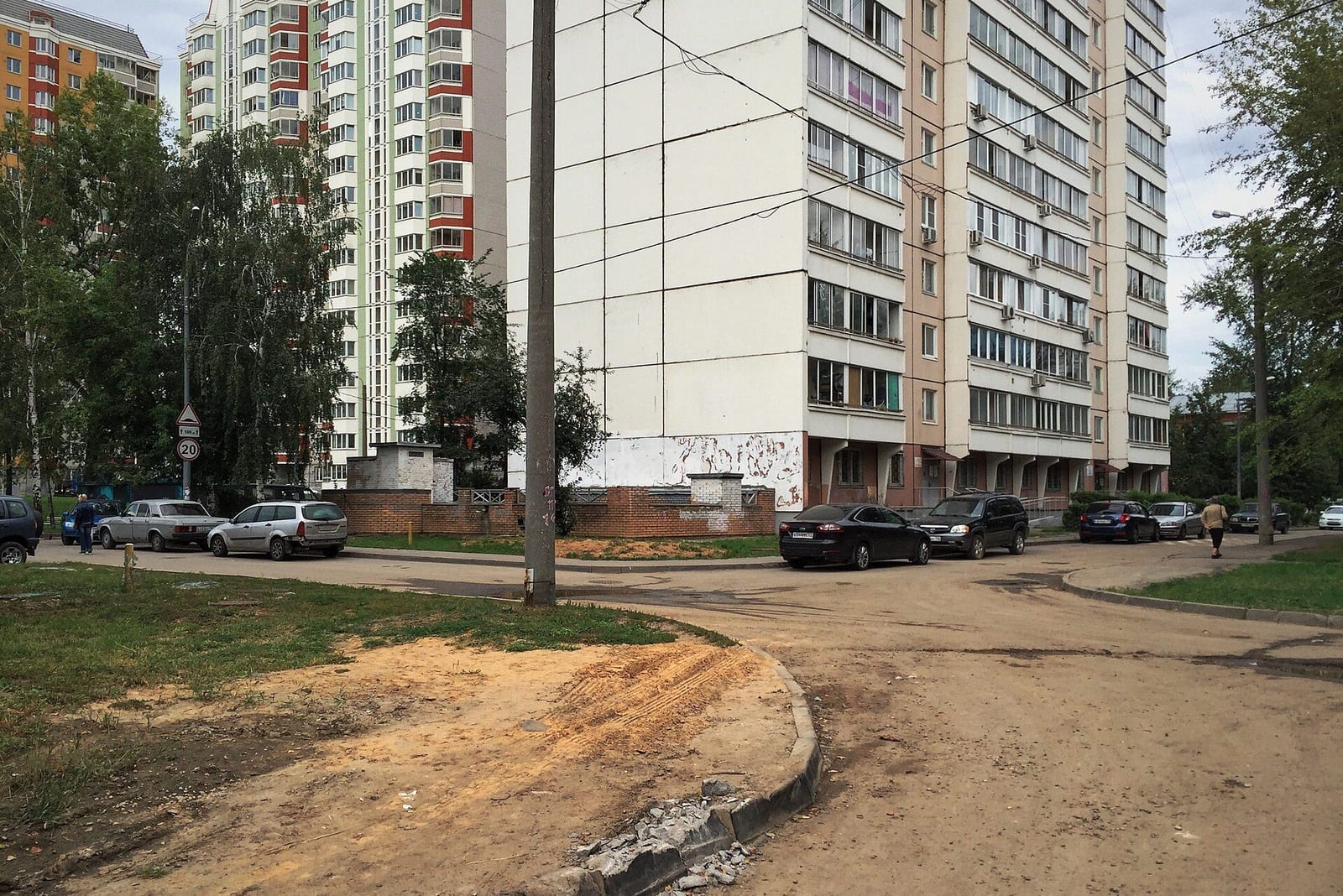 Многоэтажные дома между Стандартной и Инженерной улицами. По описанию автора снимка, они стоят на месте бывшего трёхэтажного посёлка. август 2016