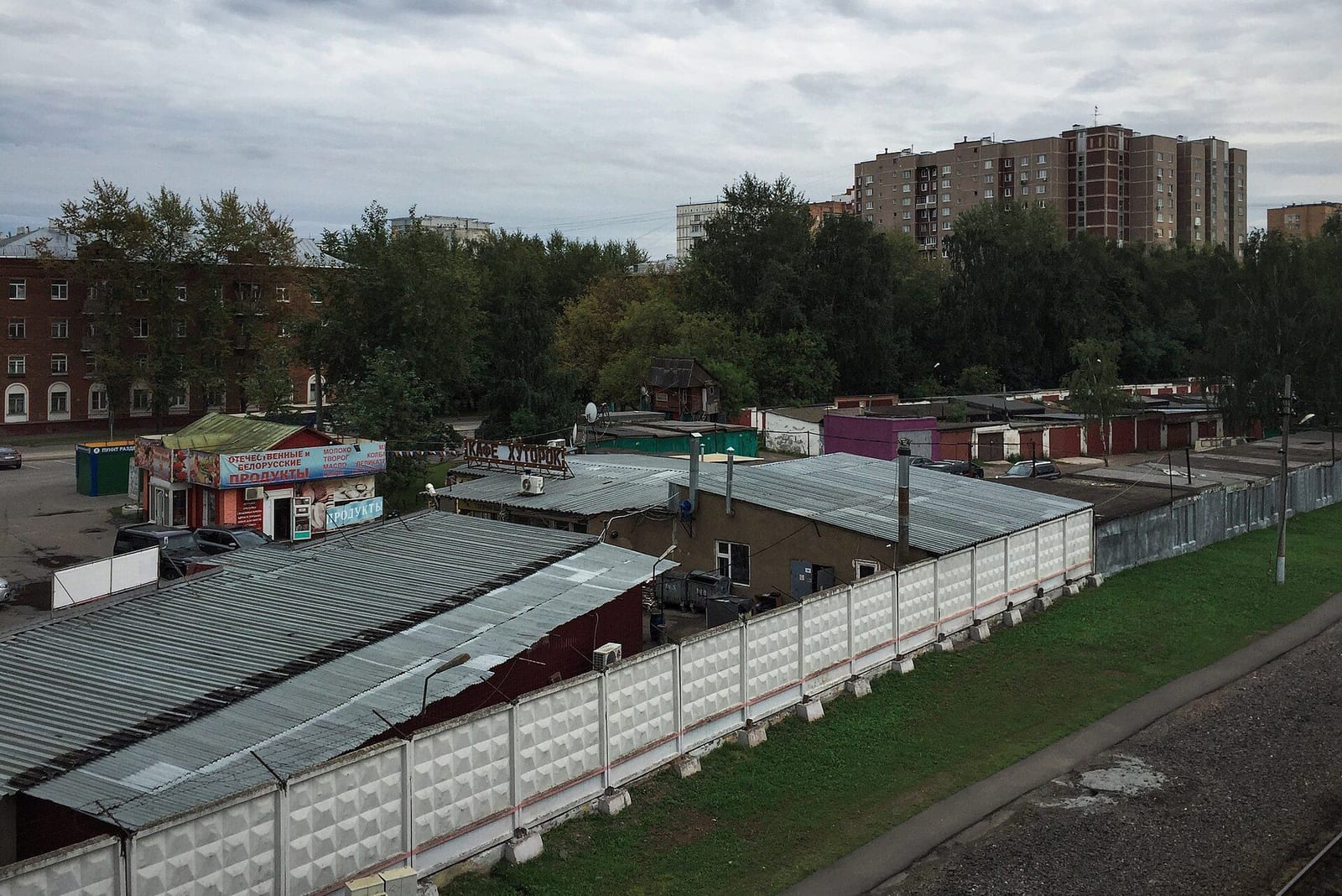 Вид с платформы Бескудниково на восток. Вдоль путей идёт Путевой проезд, справа к нему выходит Инженерная улица. август 2016
