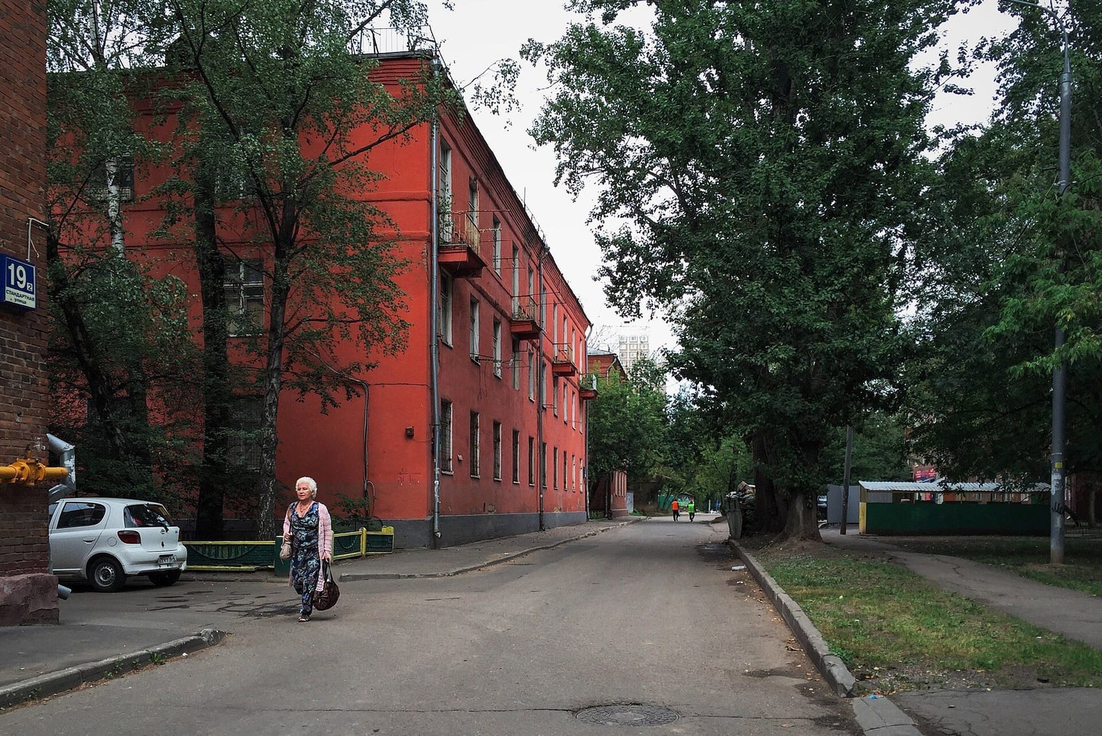 Трёхэтажный квартал на Стандартной улице, 19. Автор снимка датирует его 1958 годом. август 2016