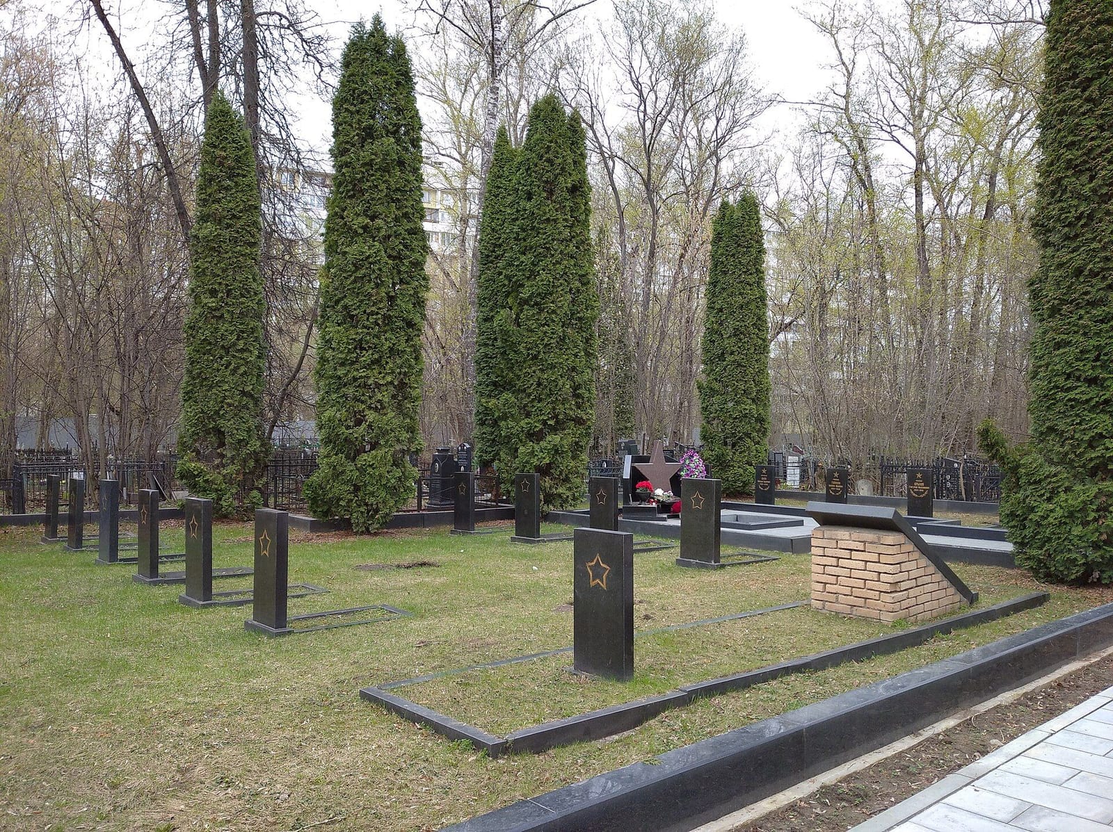 Воинские захоронения времён Великой Отечественной войны на Раевском кладбище у Олонецкого проезда. апрель 2026