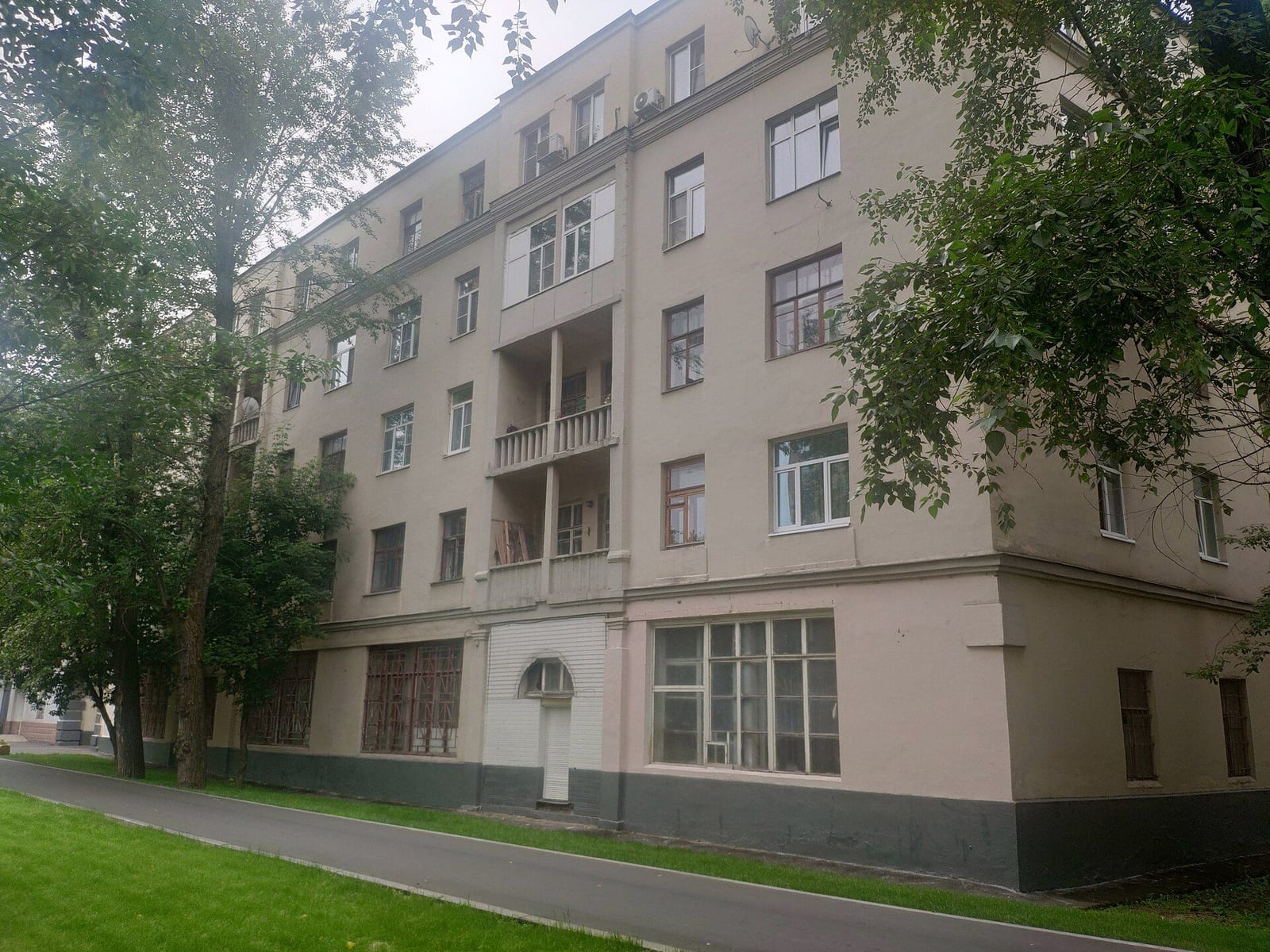 Кирпичный дом на углу Ленской улицы и улицы Лётчика Бабушкина, в старом центре бывшего города. июль 2020
