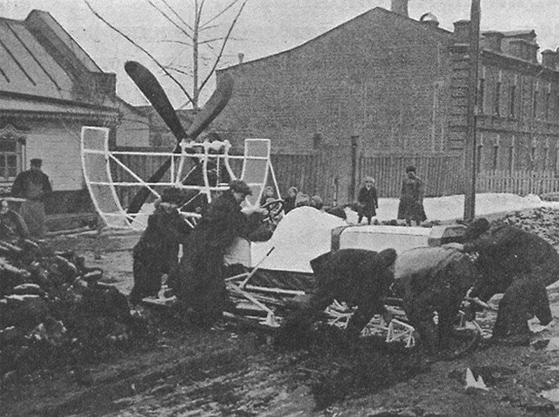 Аэросани Юлия Меллера выезжают с завода «Дукс» на 3-й улице Ямского Поля. 1912