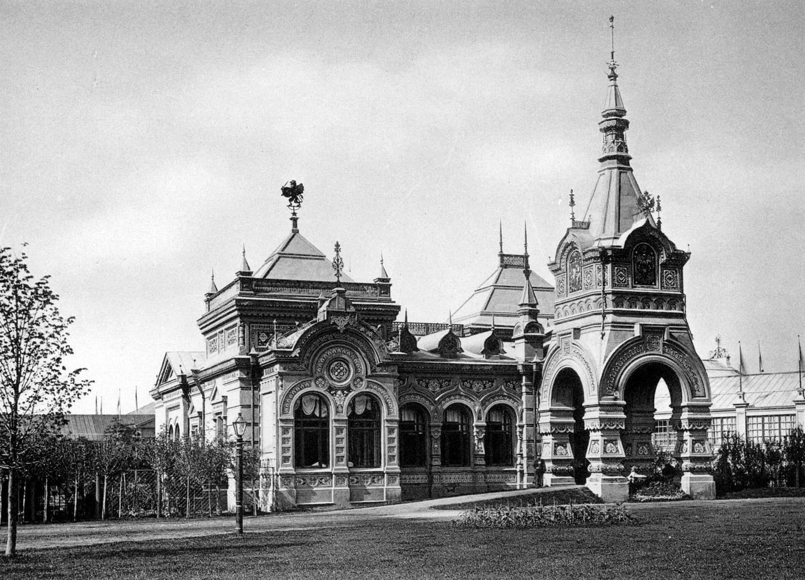 Императорский павильон Всероссийской промышленно-художественной выставки, вид со стороны шоссе. Фототипия Шерер, Набгольц и К°. 1882