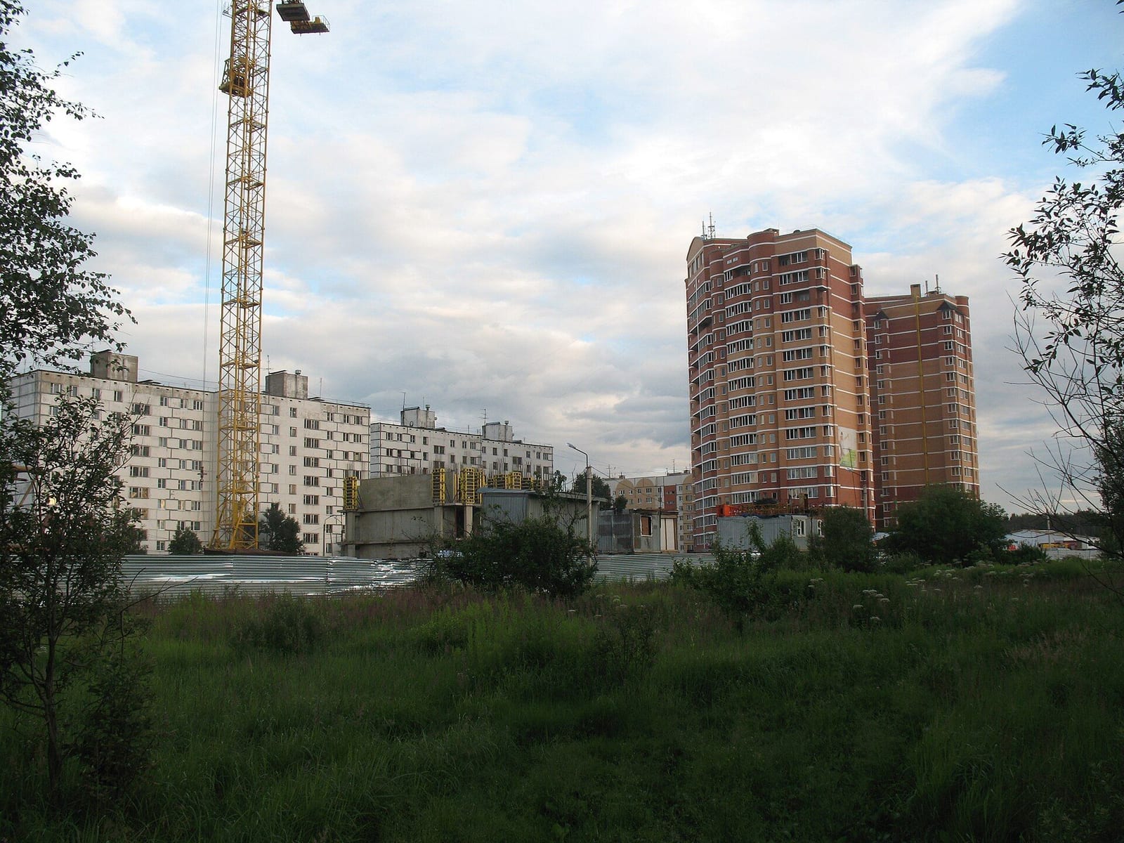 Посёлок Киевский в июле 2012 года, через три недели после присоединения к Москве: дома прошлых лет и новая стройка. июль 2012
