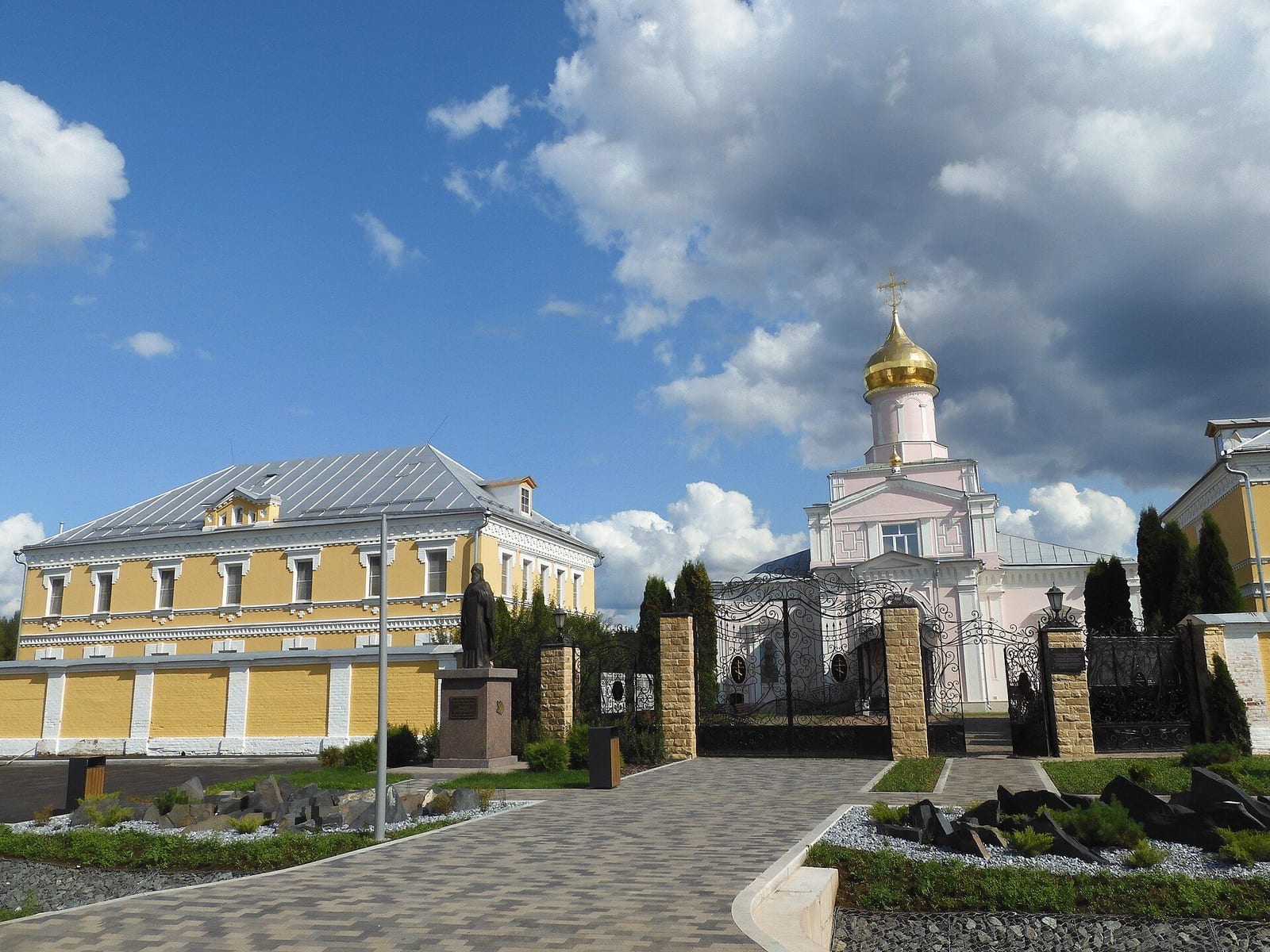 Зосимова пустынь: корпус, ограда и собор Святой Троицы за ней. сентябрь 2023
