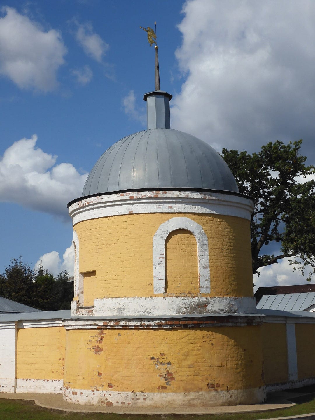 Юго-восточная башня монастырской ограды, в реестре датирована 1840-ми годами. сентябрь 2023