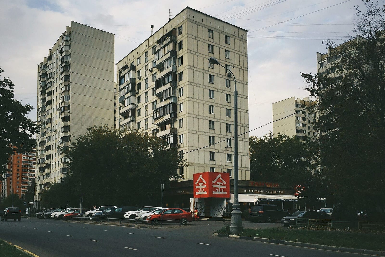 Начало Бескудниковского бульвара у Дмитровского шоссе. В центре кадра двенадцатиэтажный дом 64 по шоссе: по рассказам старожилов, один из его корпусов стоит на месте часовни Бориса и Глеба. сентябрь 2015
