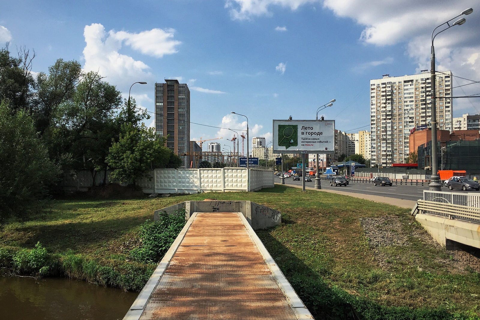 Лихоборка у Дмитровского шоссе. По подписи автора снимка, слева от шоссе район Западное Дегунино, справа Бескудниковский. август 2016