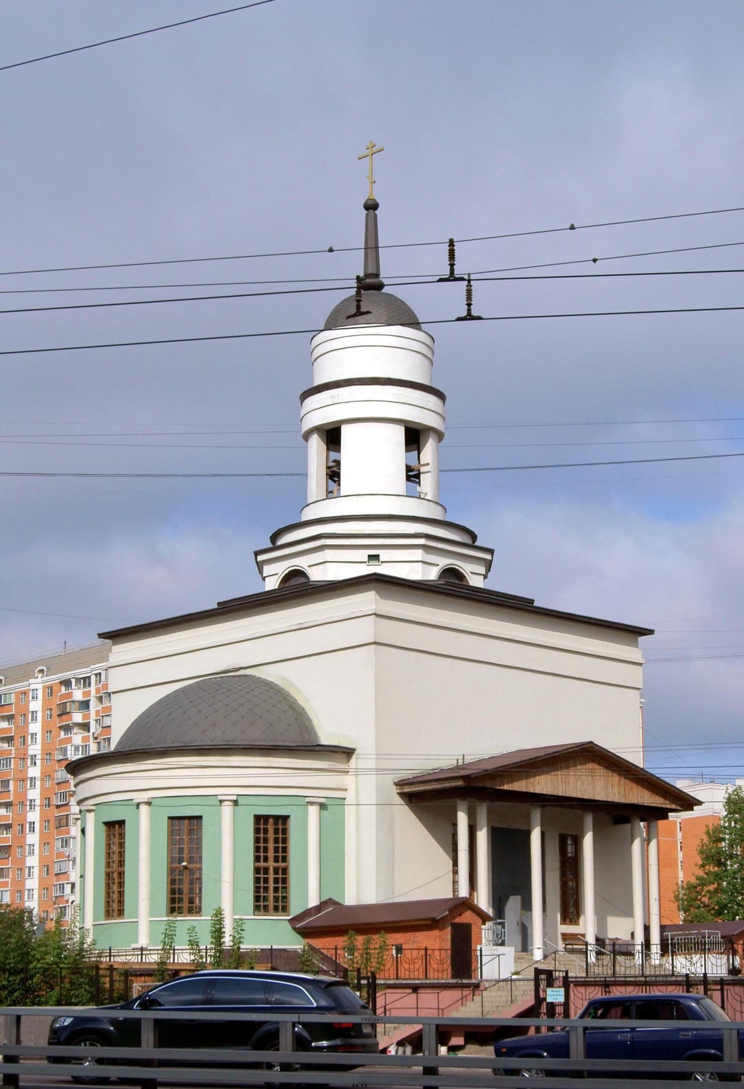 Храм святителя Иннокентия Московского у начала Бескудниковского бульвара, открытый в 2001 году. август 2009