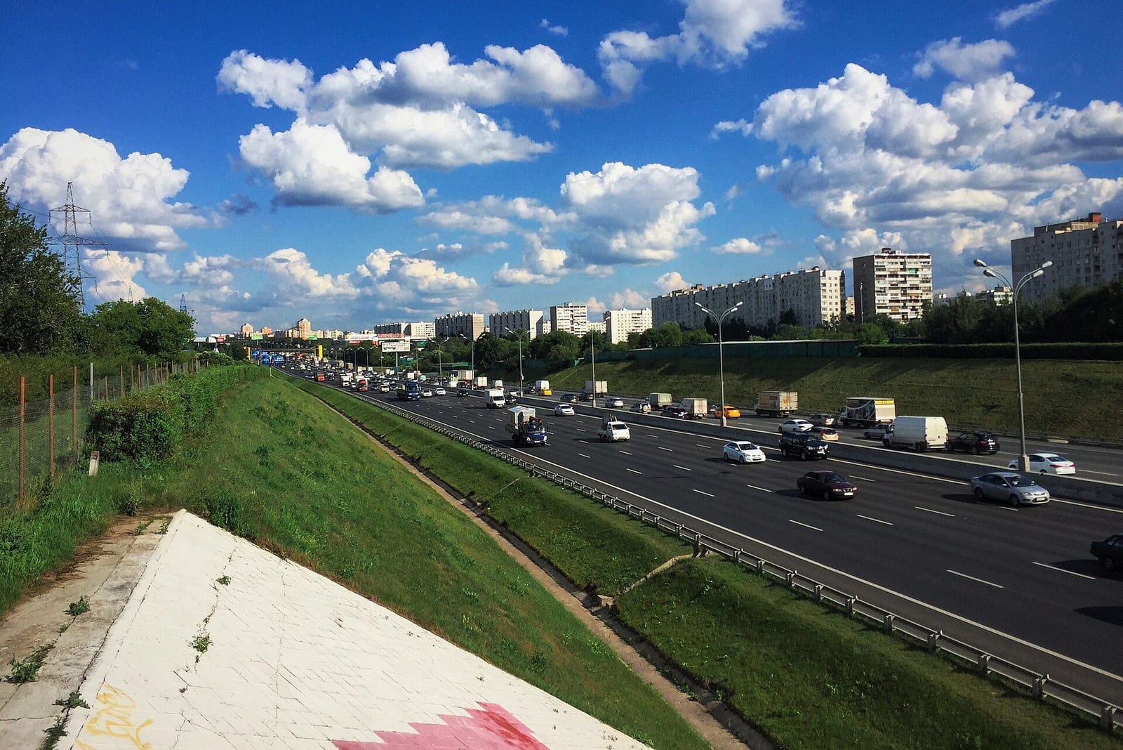 МКАД вдоль северной границы района. Справа дома улиц Корнейчука, Белозерской и Лескова, выросшие на месте деревни Подушкино. август 2016