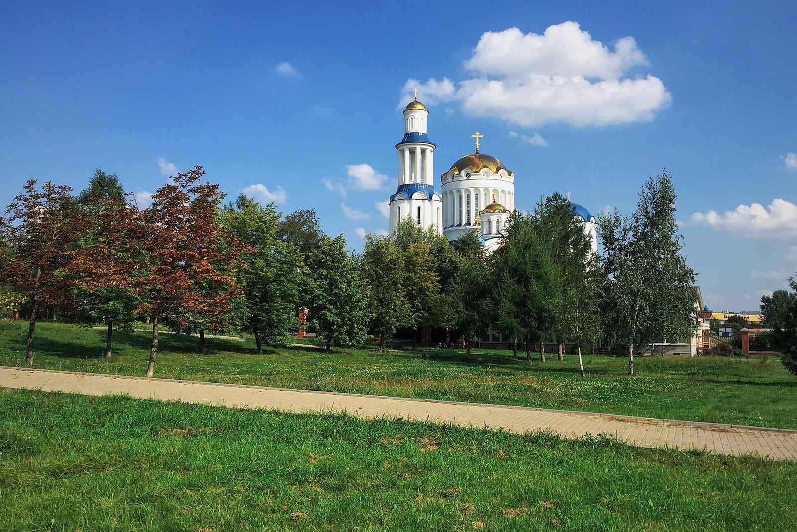 Храм Собора Московских святых в квартале между улицами Пришвина и Костромской. август 2016