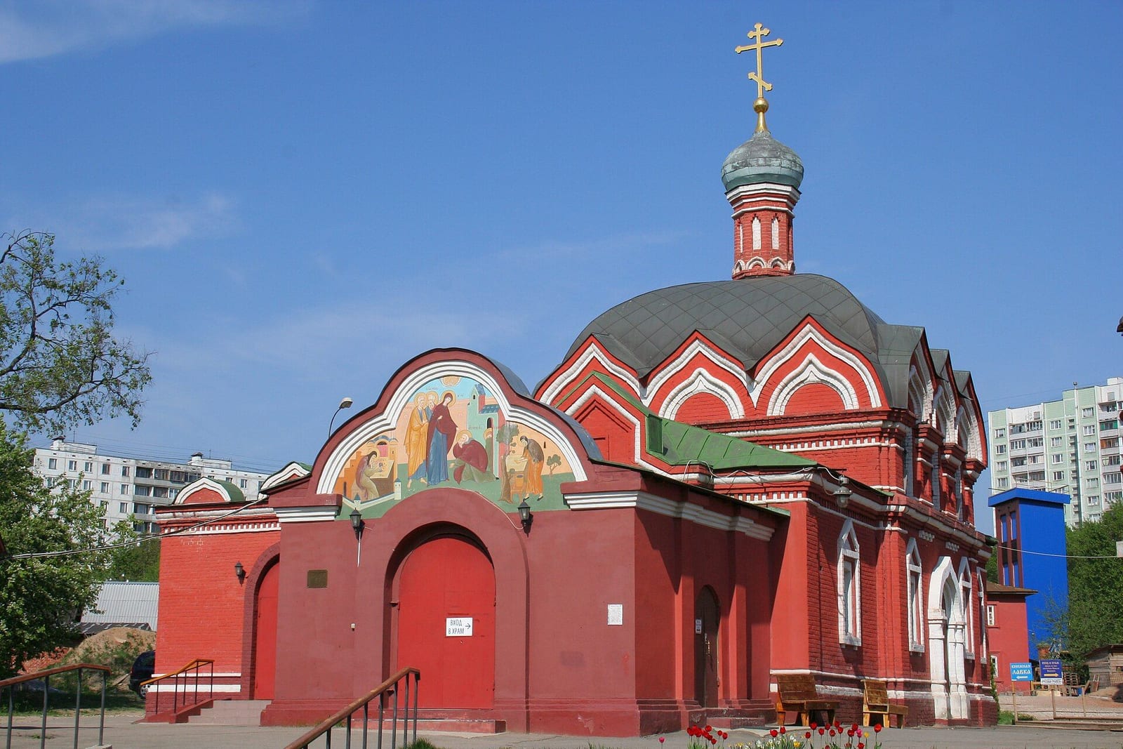Храм Сергия Радонежского на Костромской улице, построенный в 1893–1894 годах по проекту Ф. В. Рыбинского. Сейчас это единственный объект культурного наследия в районе. май 2010