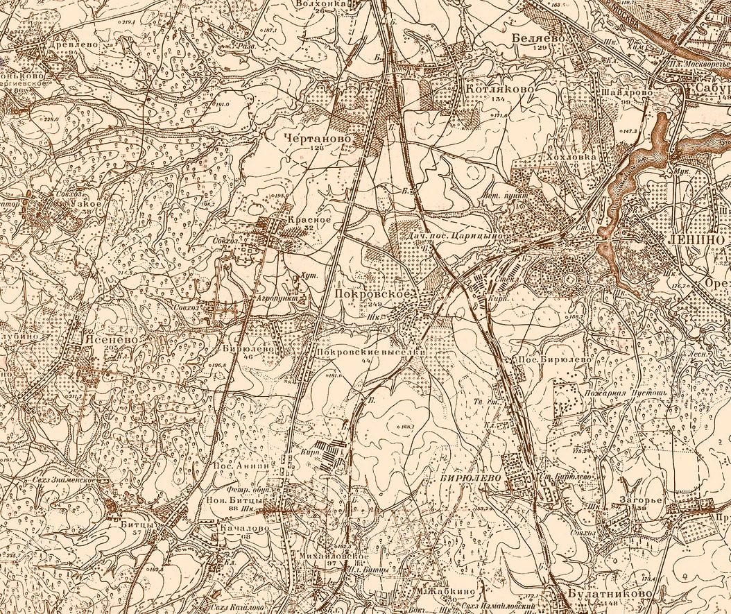 Карта окрестностей Москвы 1931 года, фрагмент. Справа Павелецкая дорога со станцией Бирюлёво, товарной станцией и кварталами посёлка, в центре село Покровское и Покровские выселки у Курской дороги. Между дорогами поле и лес, на месте которых теперь стоит район, 1931