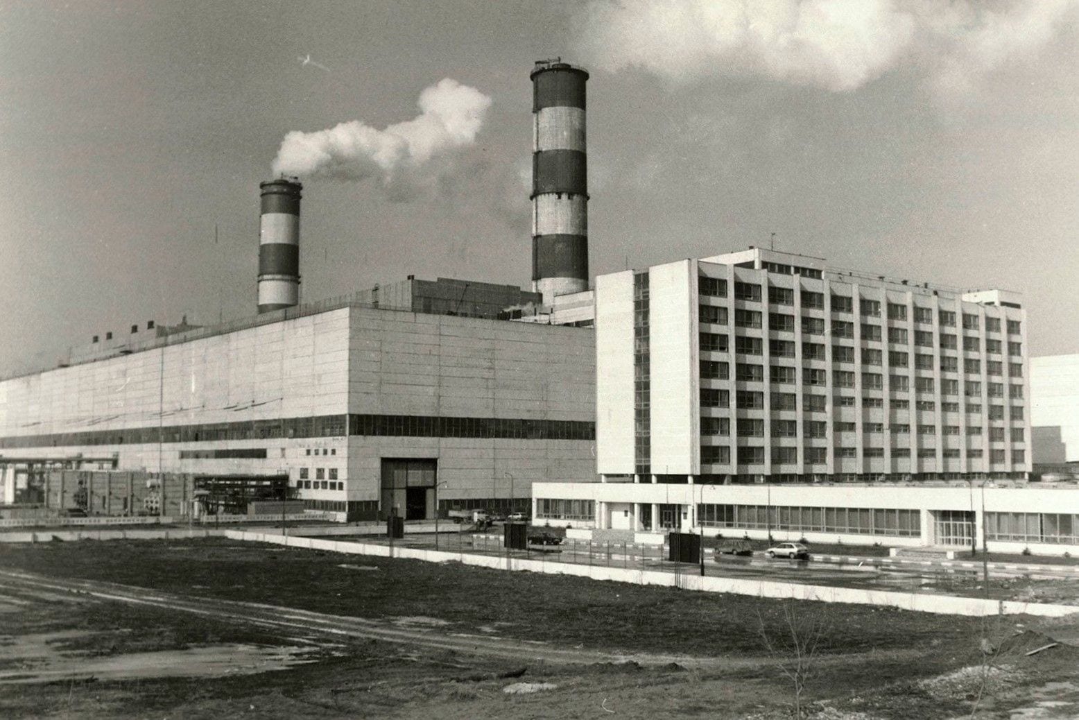 Южная ТЭЦ, нынешняя ТЭЦ-26, вскоре после пуска: главный корпус, дымовые трубы и новый административный корпус. Автор неизвестен. конец 1970-х или начало 1980-х