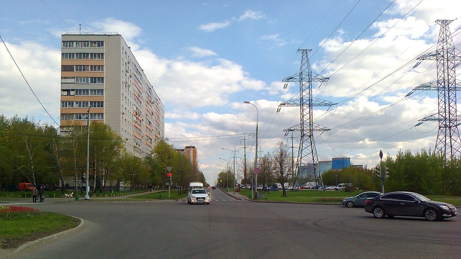 Начало Востряковского проезда. Слева жилые дома, справа за линией электропередачи ТЭЦ-26. май 2017
