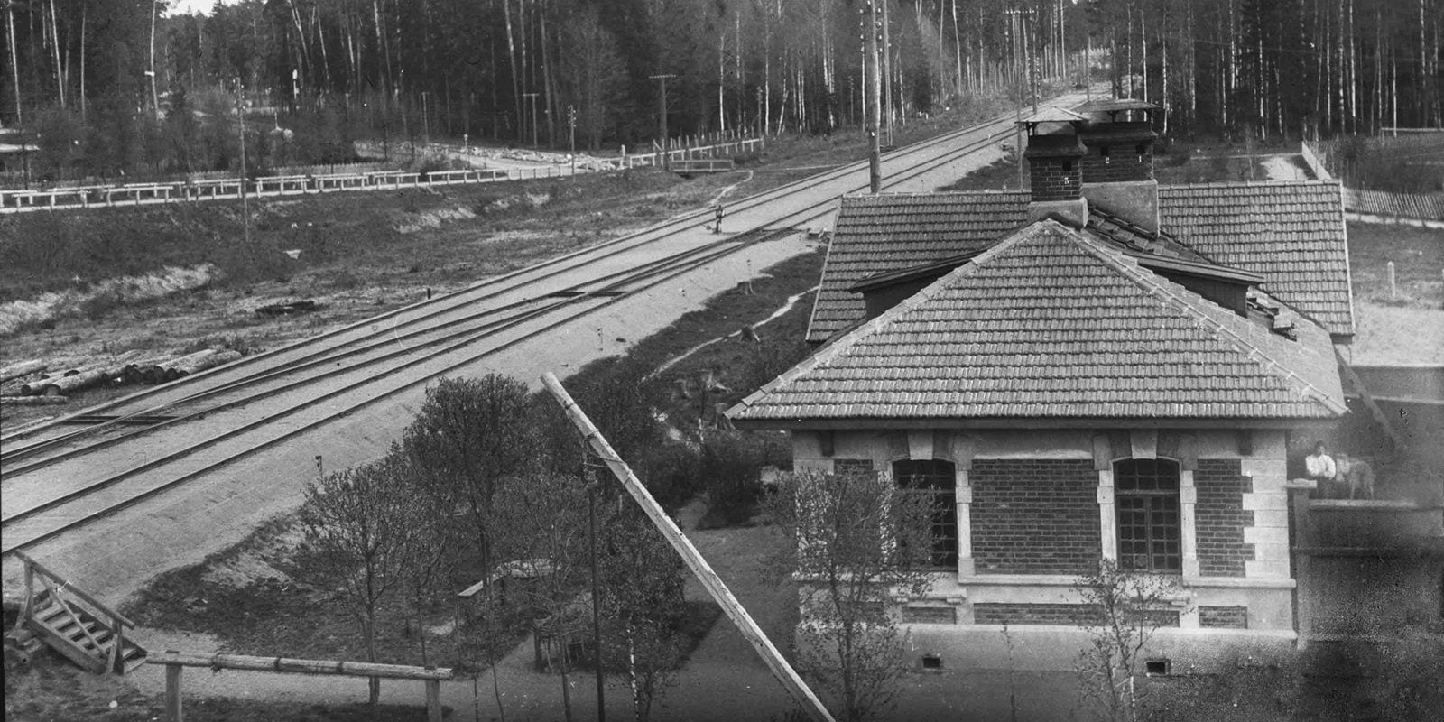 Павильон станции Белокаменная Окружной железной дороги у края Лосиного острова. Фотограф Н. Щапов. 19 апреля 1913