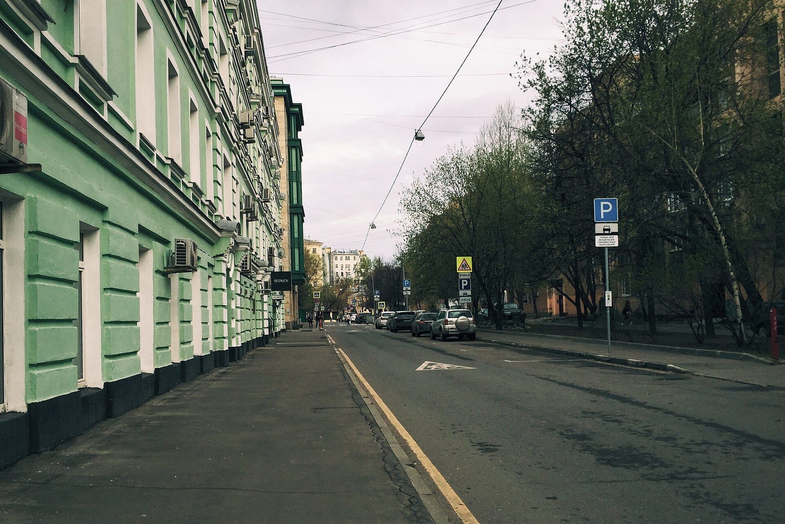 Богословский переулок от угла с Большим Палашёвским, вид к Большой Бронной. Слева дом 16/6 с рустованным первым этажом. апрель 2016
