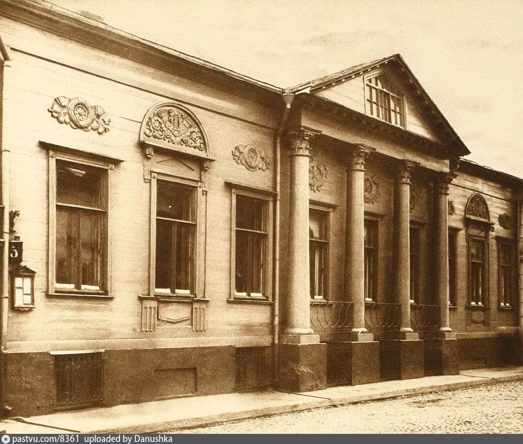Деревянный дом Сытина в Сытинском переулке, главное здание усадьбы, к которой примыкает двор владения 23. 1900–1910