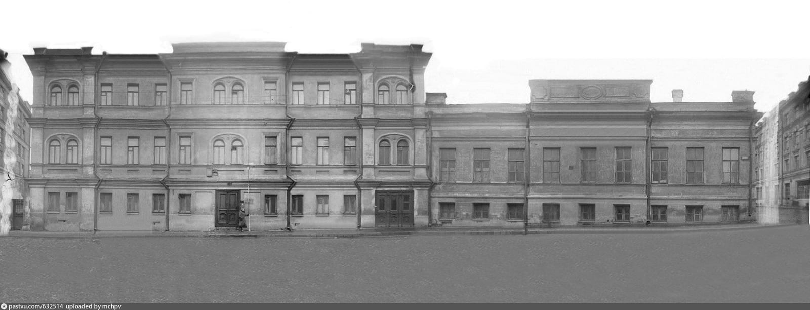 Владение 25 по фасаду Большой Бронной: слева трёхэтажный дом, ныне строение 3, справа одноэтажный корпус с аттиком до угла Сытинского переулка. Фонд ГлавАПУ, Музей архитектуры имени Щусева. 1934–1935