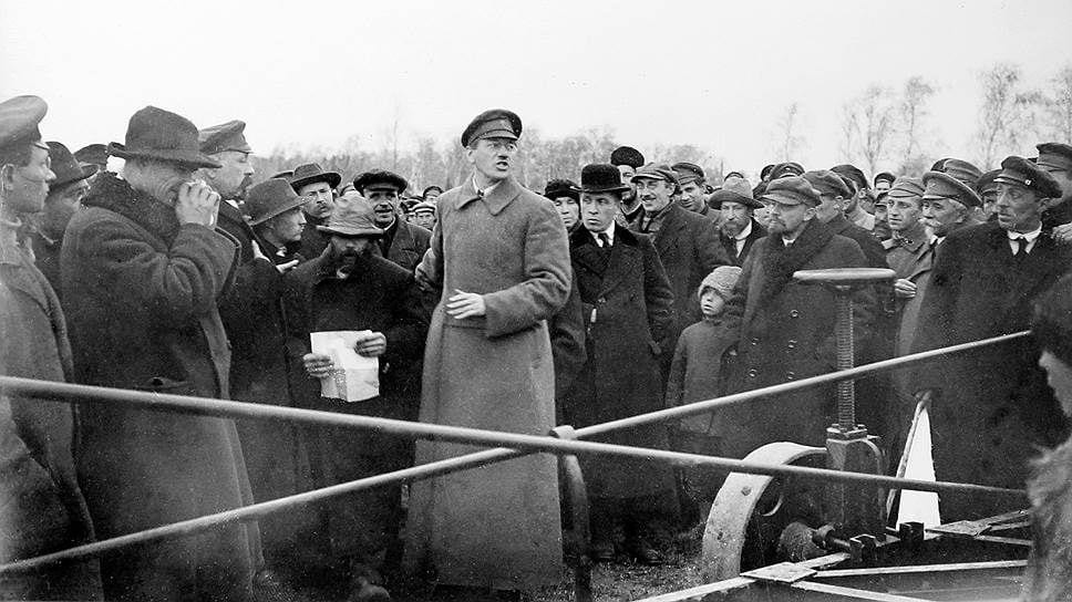 Ленин на испытании первого советского электроплуга на Бутырском хуторе. 22 октября 1921