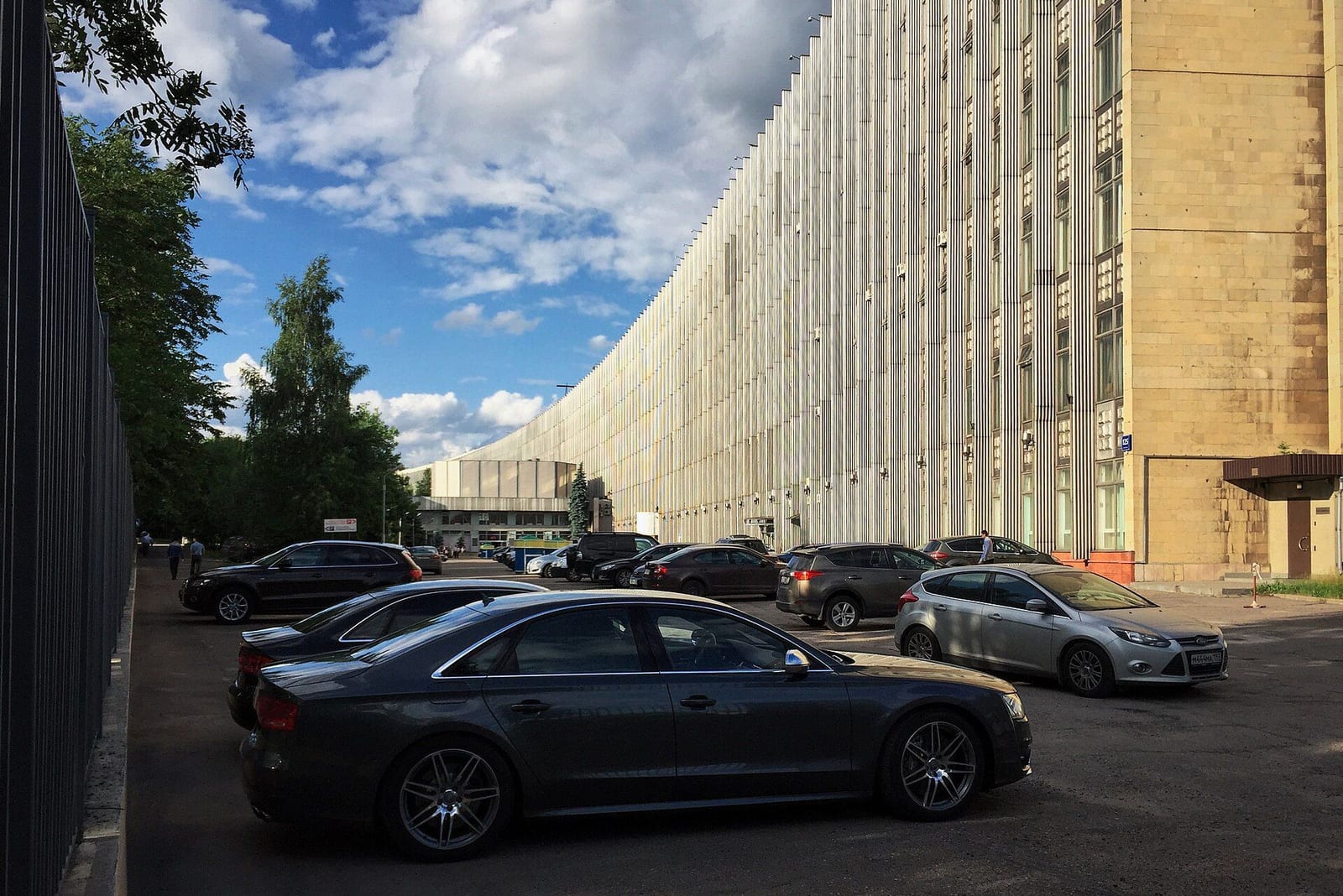 Корпус Научно-исследовательского центра электронной вычислительной техники на Варшавском шоссе, 125. Дугу фасада длиной около 720 метров называют «лежачим небоскрёбом». июнь 2016