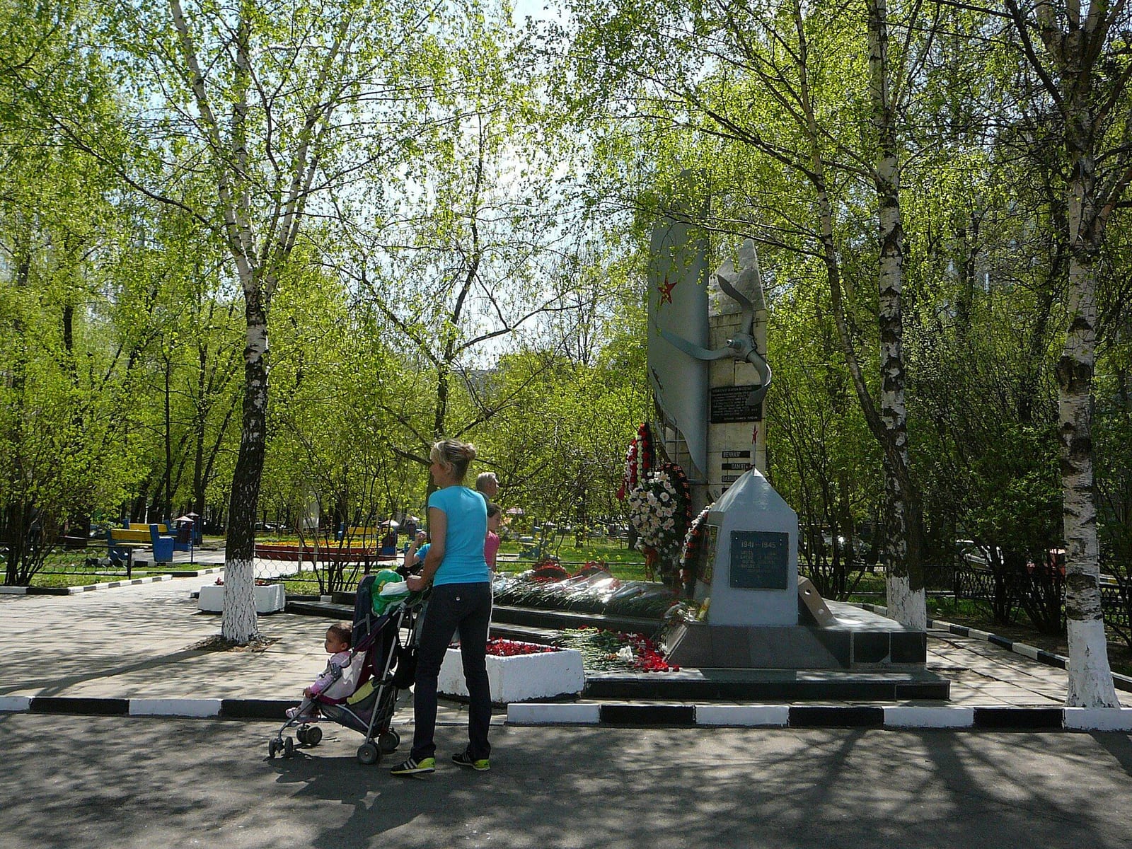 Памятное место «Учебный аэродром (фрагмент) в Чертаново» между домами 10 корпус 1 и 10 корпус 2 по Кировоградской улице: крыло самолёта с красной звездой и обелиск в память об экипаже, погибшем в октябре 1941 года. 9 мая 2013