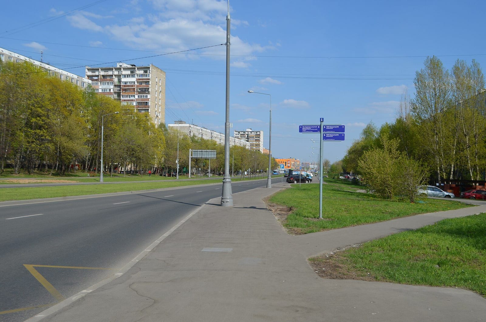 Улица Красного Маяка, вид в сторону Варшавского шоссе. Улица прошла по месту, где стояли постройки совхоза. май 2019