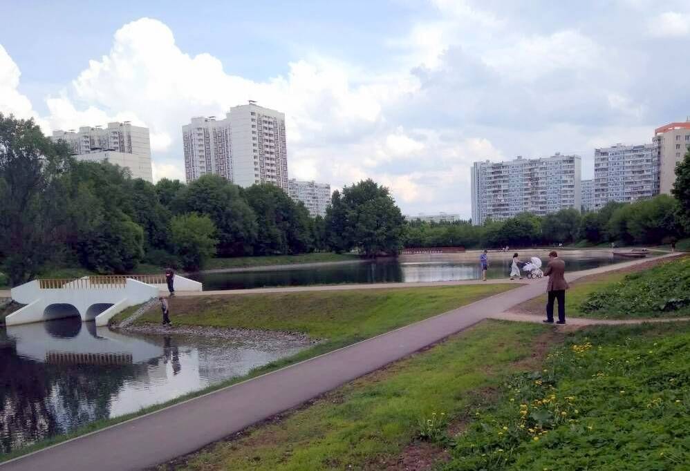 Кировоградские пруды на Городне, вид на восток к Кировоградской улице. Реку здесь убрали в коллектор в начале 1970-х годов, пруды остались в старом русле. май 2018