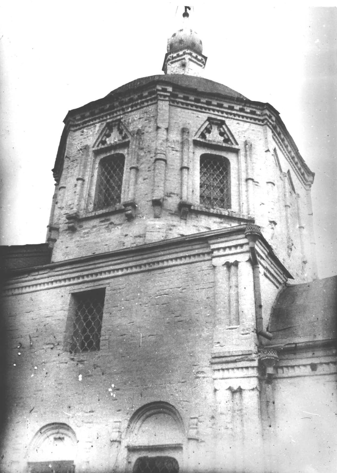 Колокольня церкви Покрова незадолго до закрытия храма в 1938 году. После войны два её верхних яруса разобрали. Снимок из архива храма. 1930-е