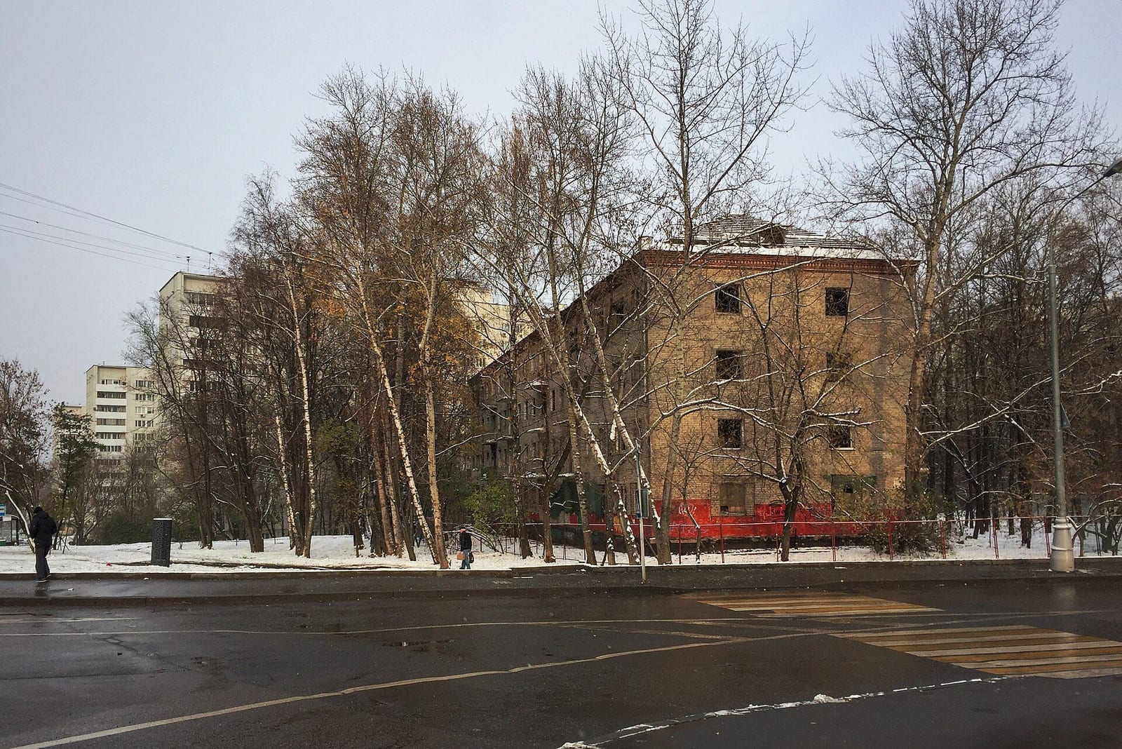 Улица Газопровод у Варшавского шоссе. Выселенный дом 1964 года на Варшавском шоссе, 139, по данным Commons снесён в 2018 году. октябрь 2016