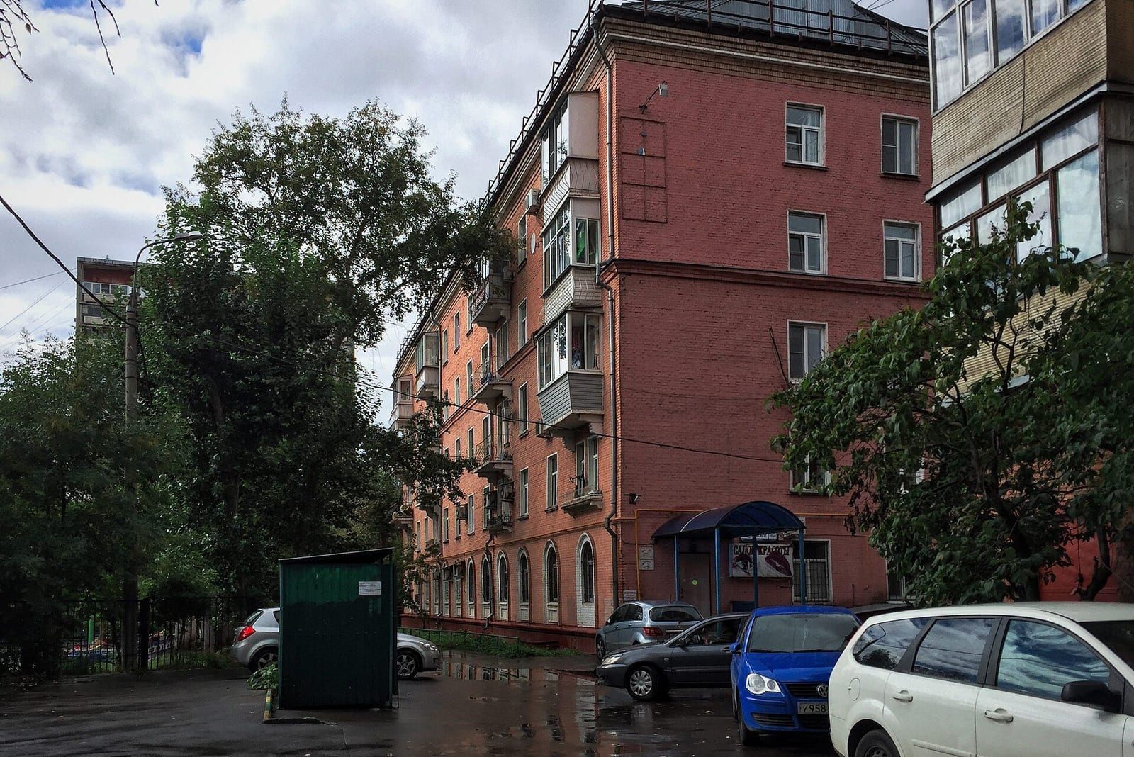 Кирпичные дома бывшего посёлка Вагоноремонт во дворе Дмитровского шоссе, 151. По подписи автора снимка их построили в 1956 году. сентябрь 2016