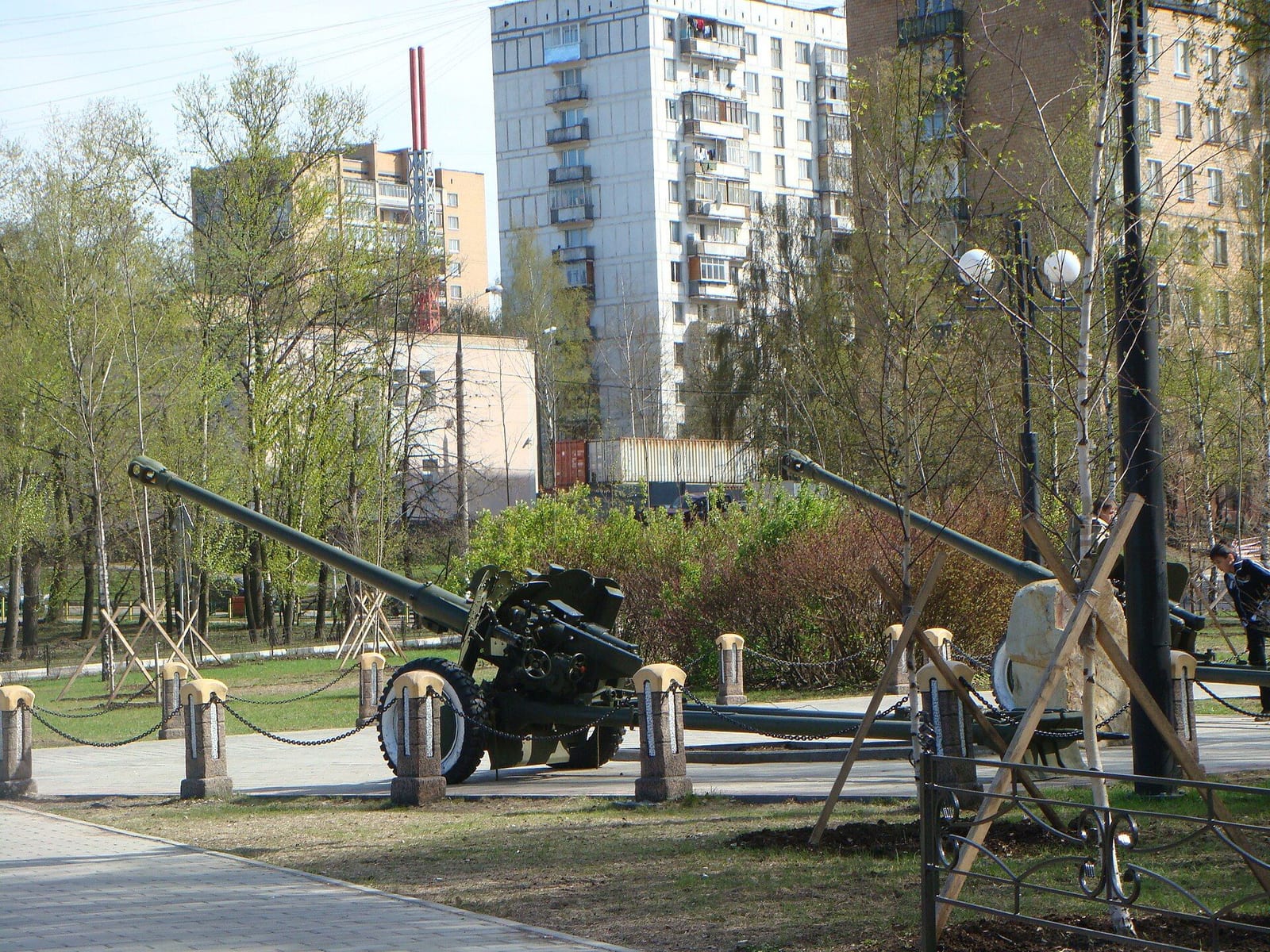 Пушки у Аллеи Славы на Карельском бульваре. Краеведы района пишут, что аллея идёт по руслу Коровьего оврага. апрель 2008
