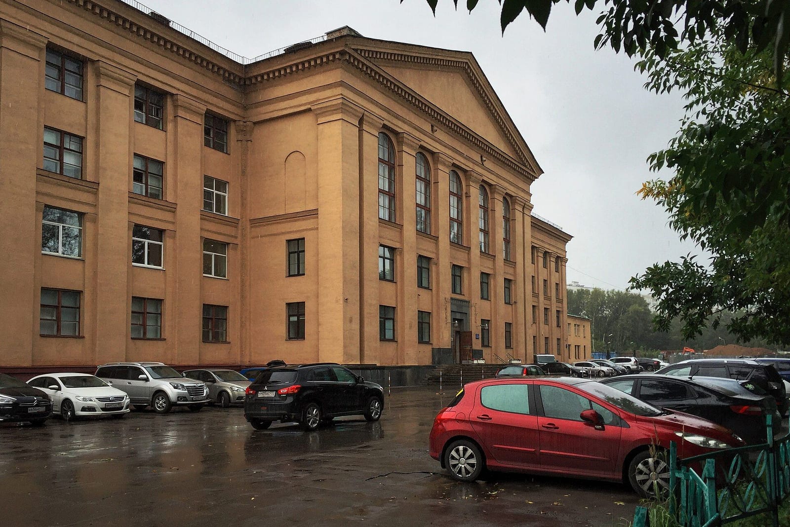 Здание института ВИСХОМ на Дмитровском шоссе, 107, за три месяца до сноса в декабре 2016 года. сентябрь 2016
