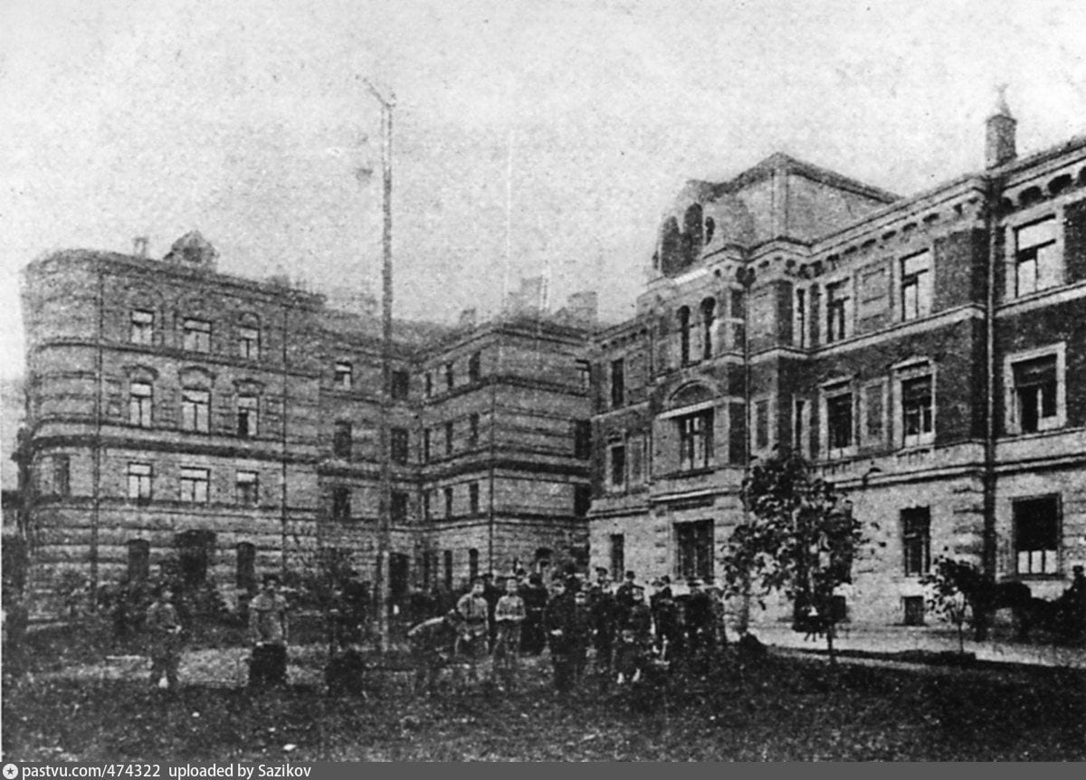 Строения 2 и 3 того же владения: здесь до 1890-х годов были Художественно-промышленный музей и младшие классы училища. 1915