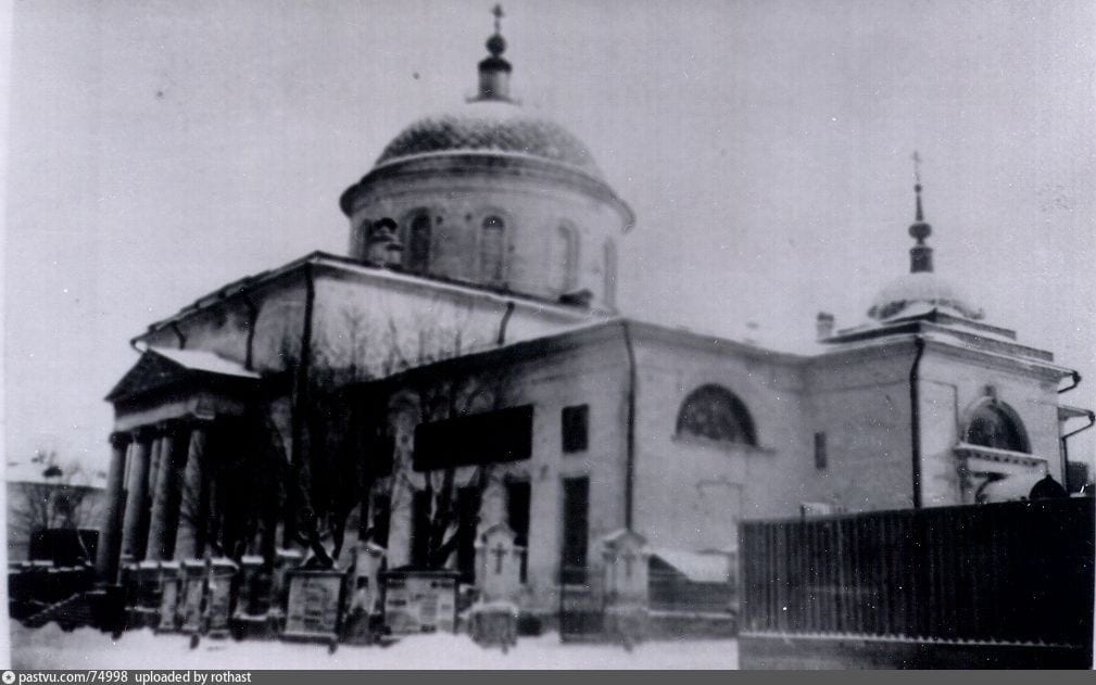 Большое Вознесение зимой, у стен надгробия. В 1931 году храм закрыли. Архив ЦИГИ. 1931–1932
