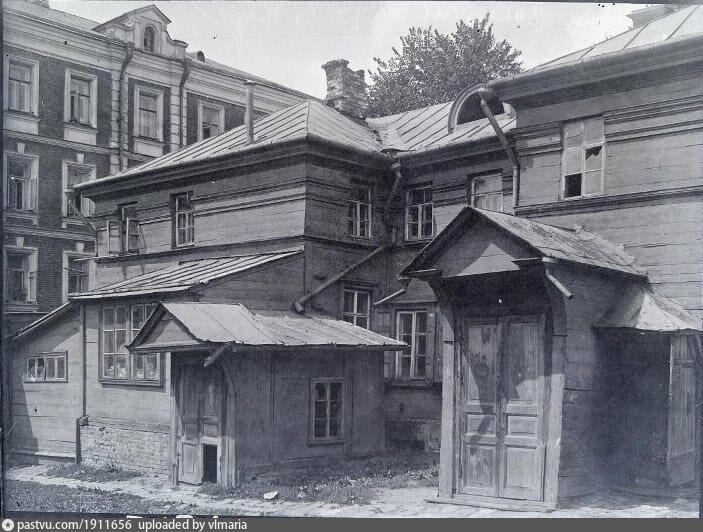 Деревянный дом во владении № 13 на нечётной стороне Докучаева переулка. Госкаталог музейного фонда. 1920–1930