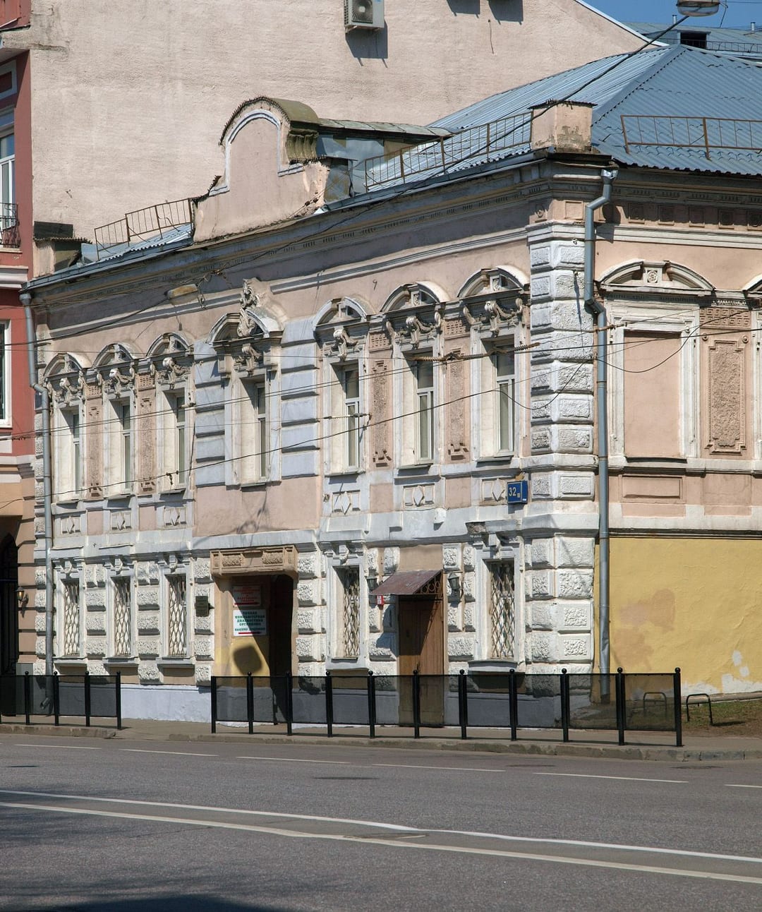 Дом № 32: наличники второго этажа с разорванными фронтонами, руст первого этажа и аттик над серединой. апрель 2009