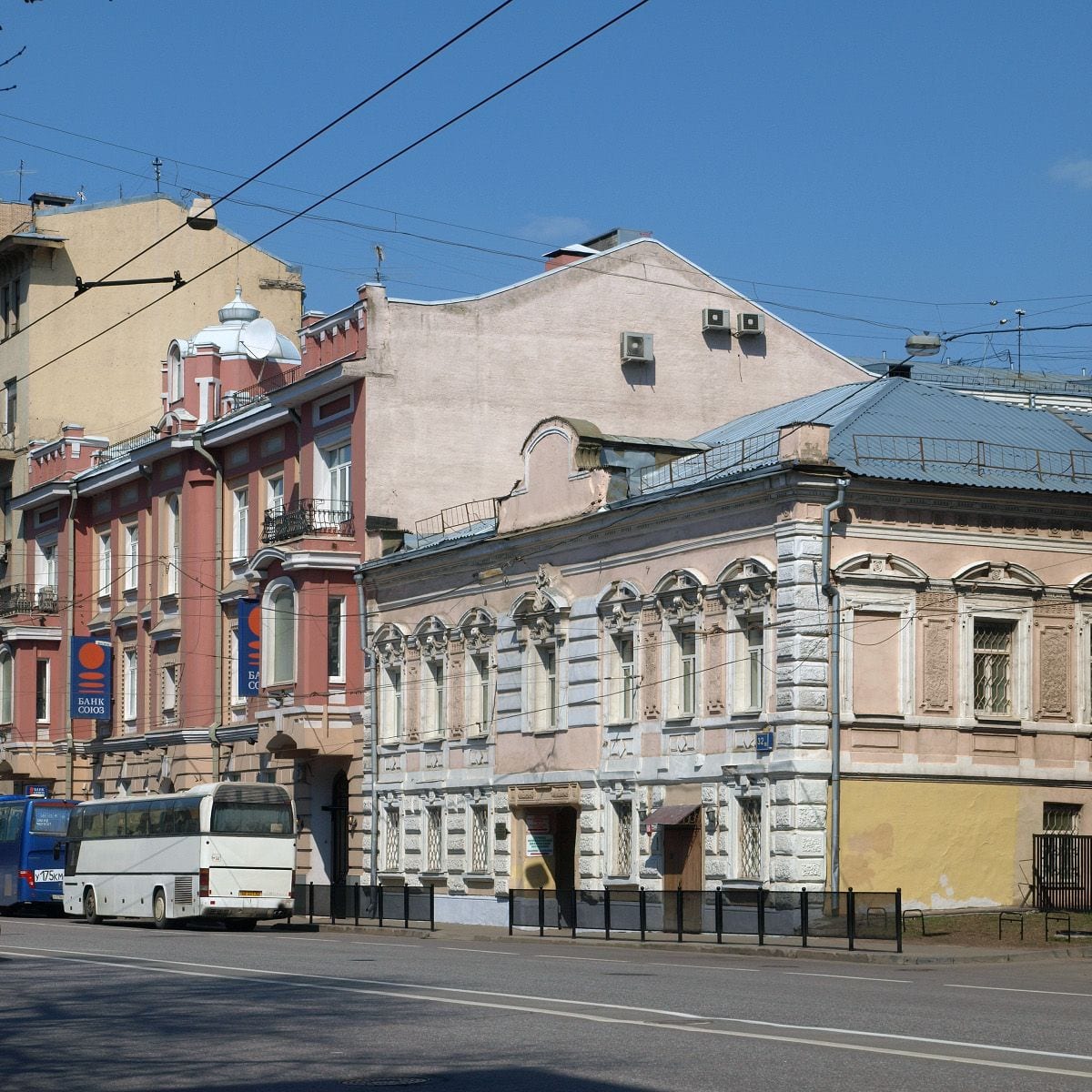 Дом № 32 и слева от него краснокирпичный доходный дом № 34. апрель 2009