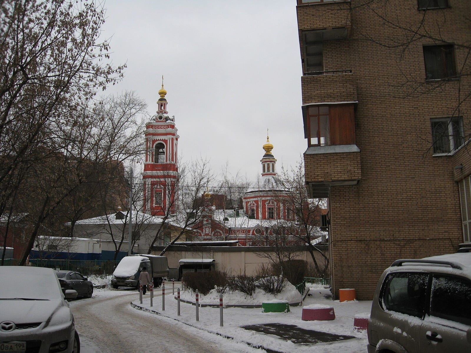 Церковь Пимена в Новых Воротниках среди многоэтажных домов второй половины XX века. январь 2009