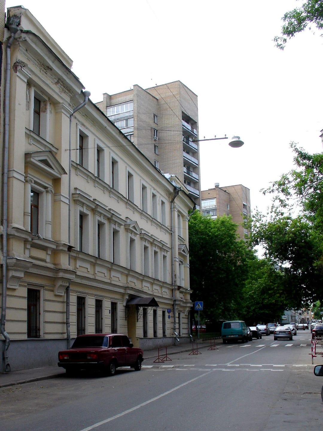 Дом вдоль переулка. Комната Гайдара была на третьем этаже, окном во двор. 2007