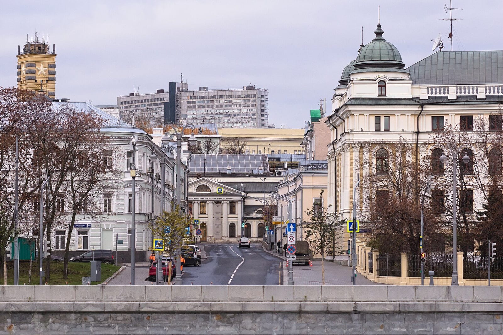 Ленивка с другого берега Москвы-реки. В конце улицы, за Волхонкой, Музей изобразительных искусств имени Пушкина. ноябрь 2025