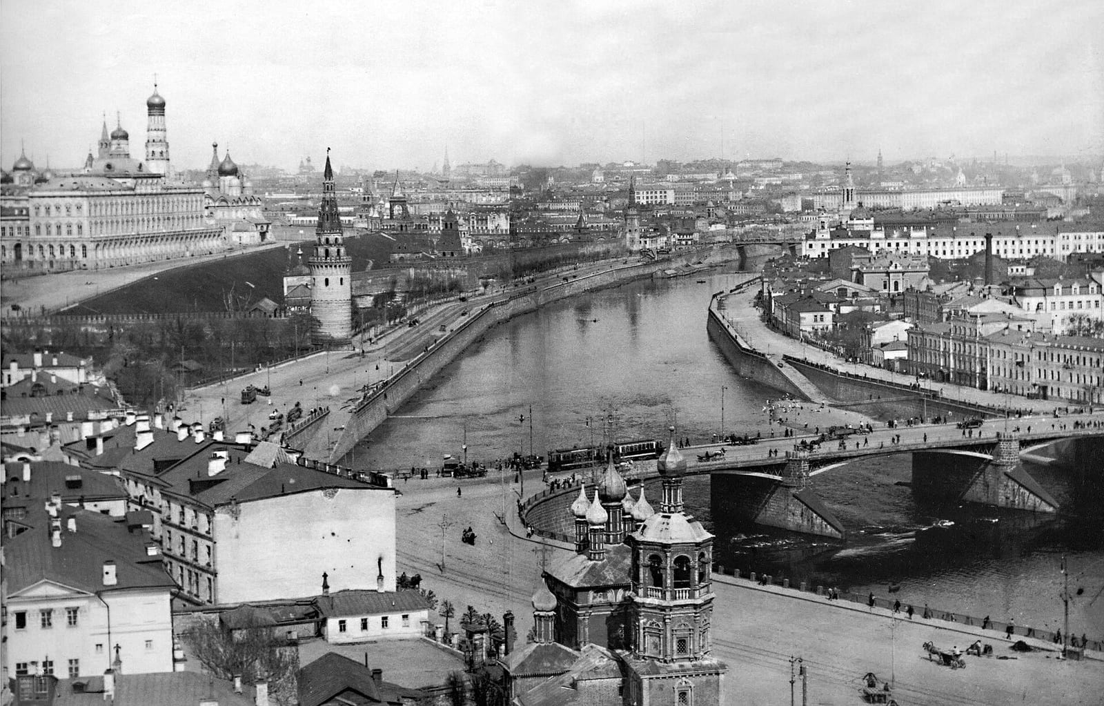Вид с храма Христа Спасителя на Большой Каменный мост 1859 года, по мосту идёт трамвай. Справа на переднем плане церковь Похвалы Богородицы в Башмаках, снесённая в 1932 году. до 1918