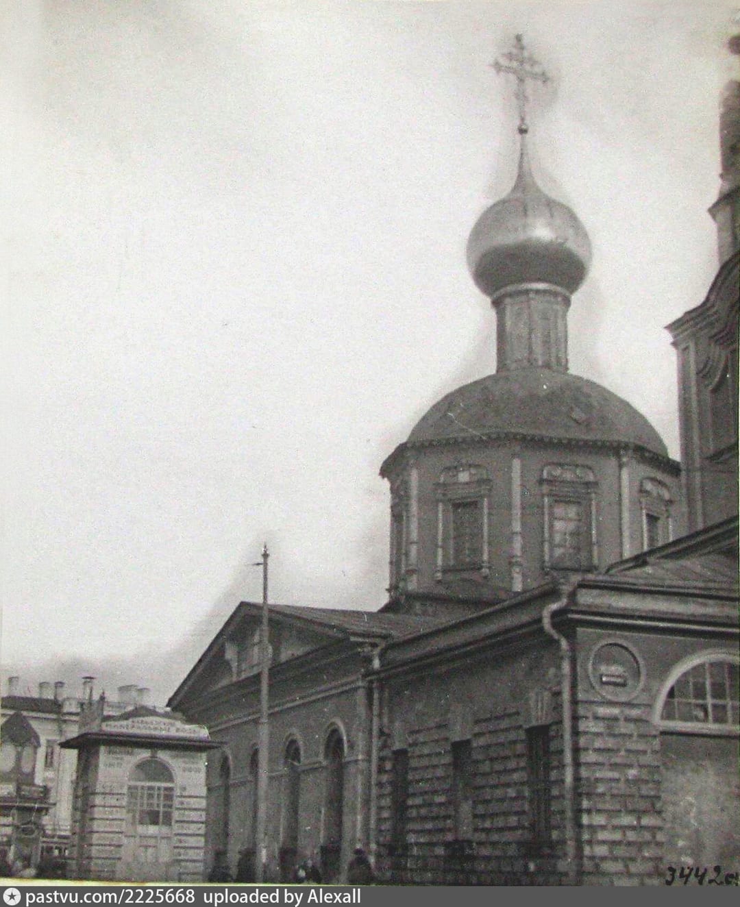 Церковь Трёх Святителей у Красных ворот незадолго до сноса. Фото А. А. Губарева, собрание ГИМ. 6 апреля 1928