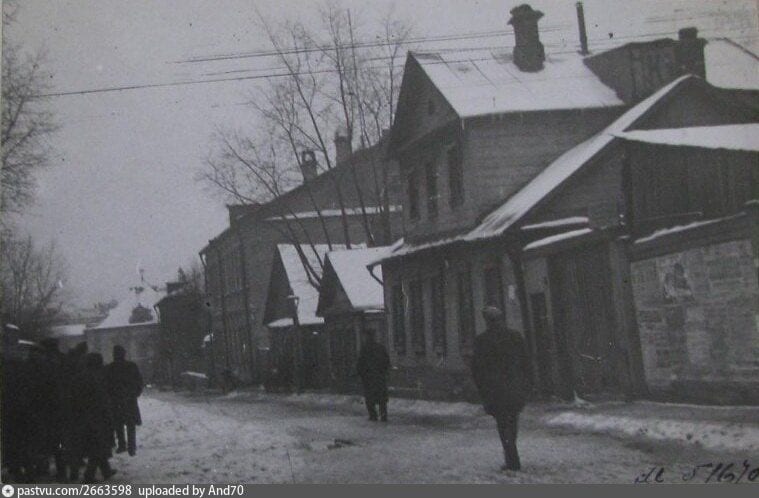 Дома № 4 и 6 в тупике у Красных ворот, вид в другую сторону. Фото А. А. Губарева, собрание ГИМ. 25 октября 1925