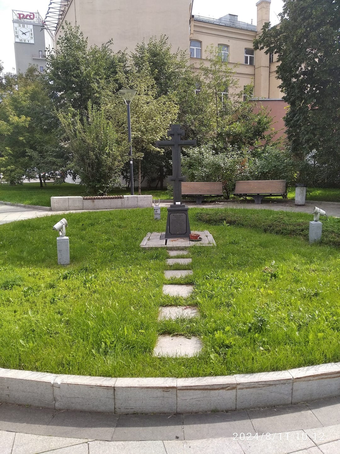 Памятный крест в Хоромном тупике на месте церкви Трёх Святителей. август 2024