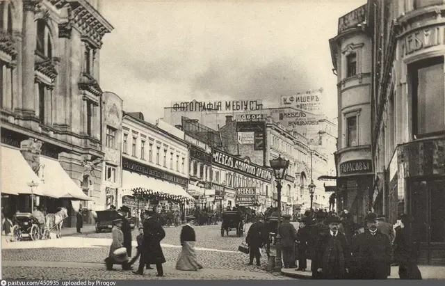 Кузнецкий Мост у Рождественки, вид к Лубянке. Слева Международный торговый банк, справа угол дома Захарьина. Открытка «Шерер, Набгольц и Ко»