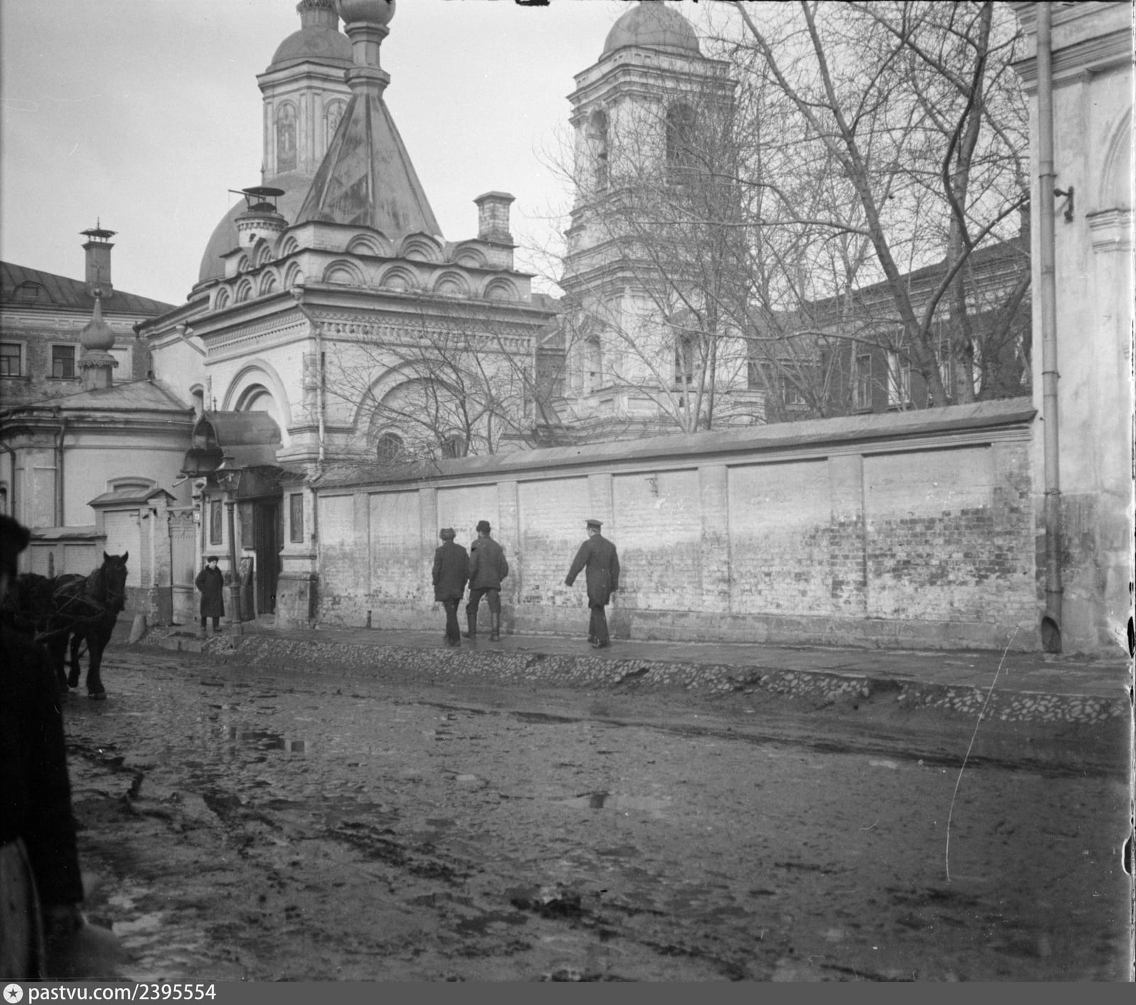 Церковь Николы в Подкопаях с шатровой часовней 1885 года, вид из Подколокольного переулка. Фото А. А. Губарева. 4 марта 1913