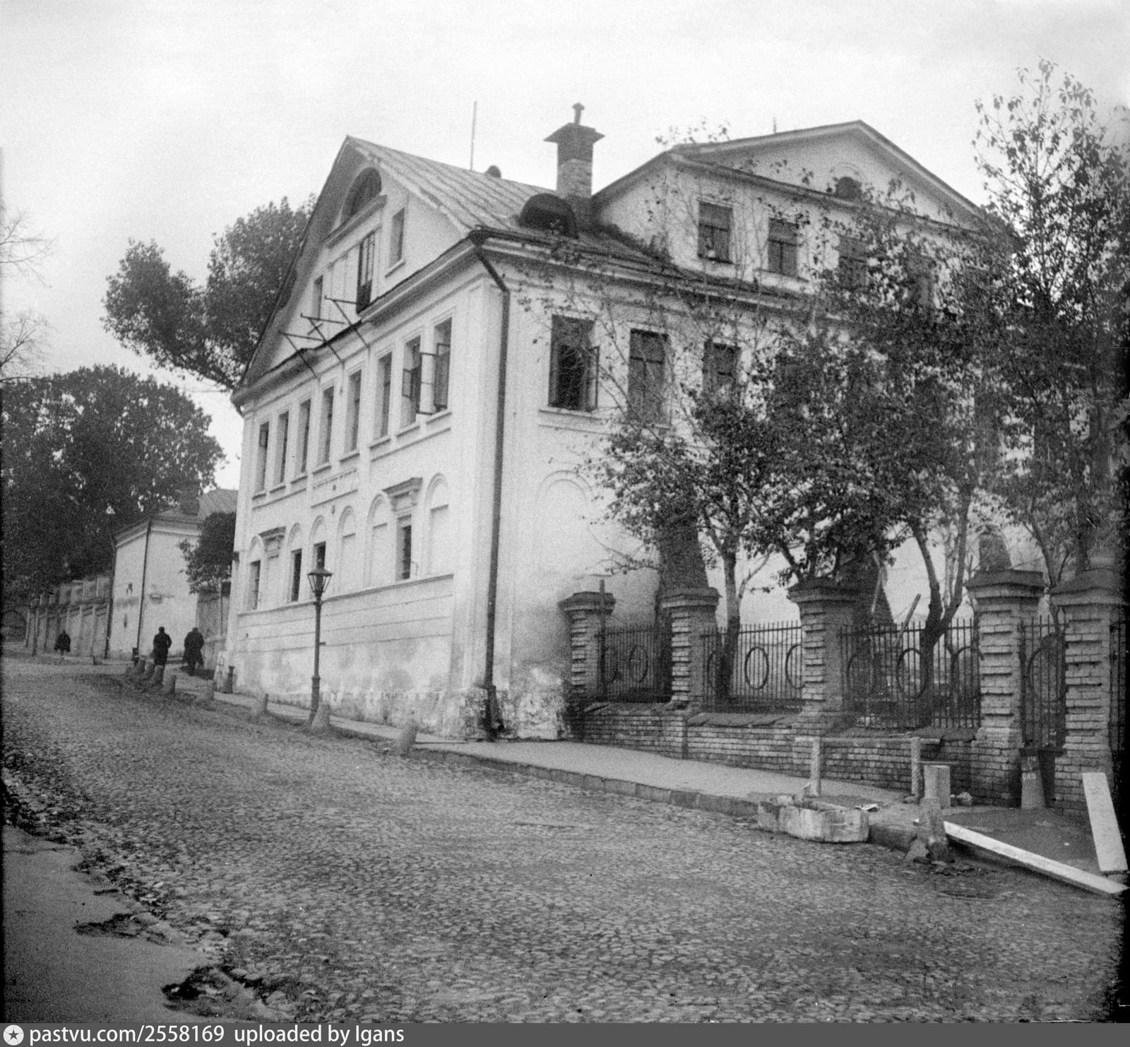Палаты в Подкопаевском переулке, 5, вид с юго-запада, со стороны владения № 7. Справа ограда с пилонами ворот. Фото А. А. Губарева, 10 октября 1926