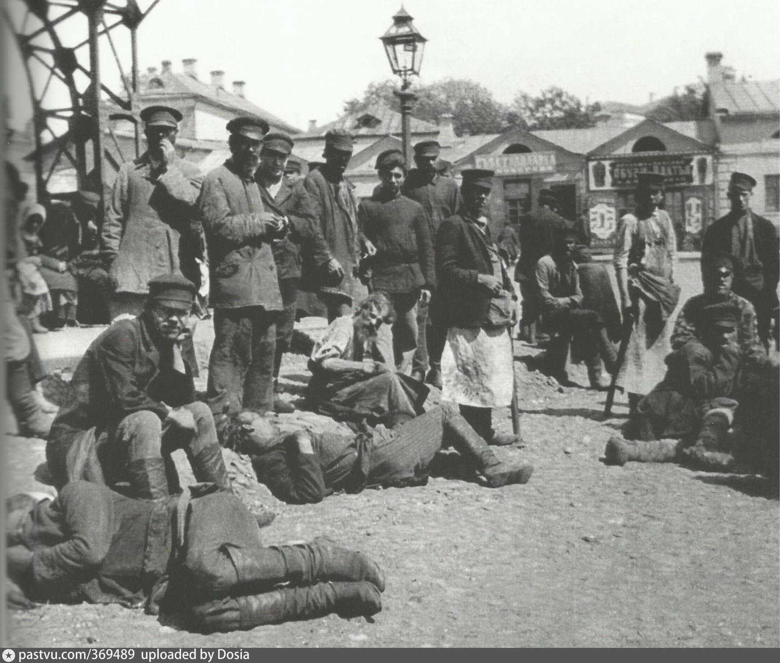 Хитрованцы на бирже труда. 1900